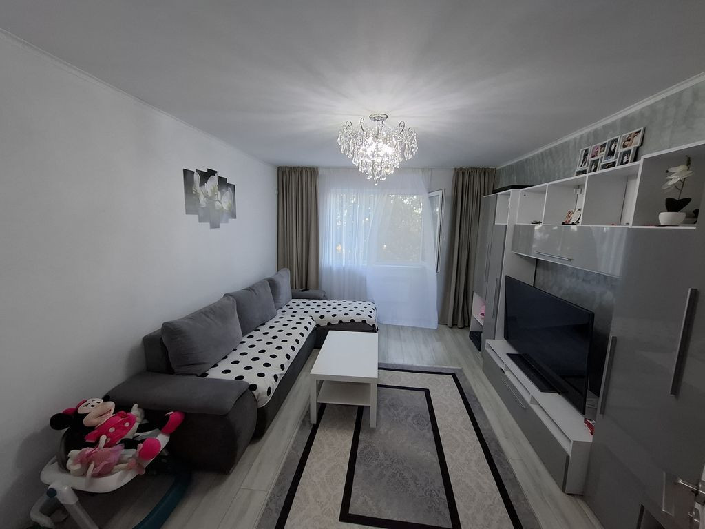 Garsonieră renovată zona Far
