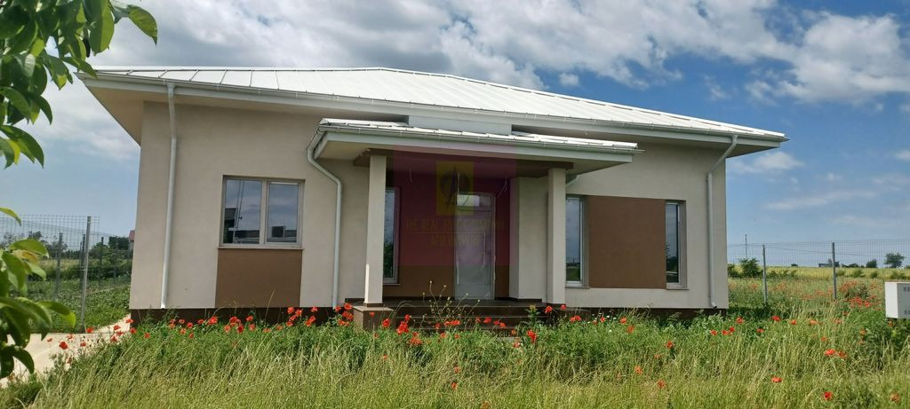 Gulia, casă nouă parter 4 camere, curte 514 mp