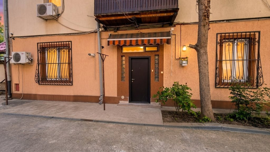 Apartament 2 camere, parter, curte comună închisă, ult...