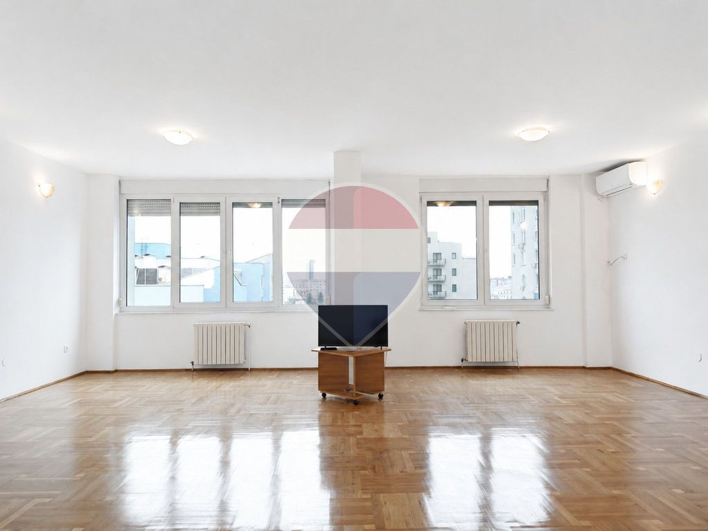 Apartament cu 3 camere nemobilat cu loc de parcare și boxă