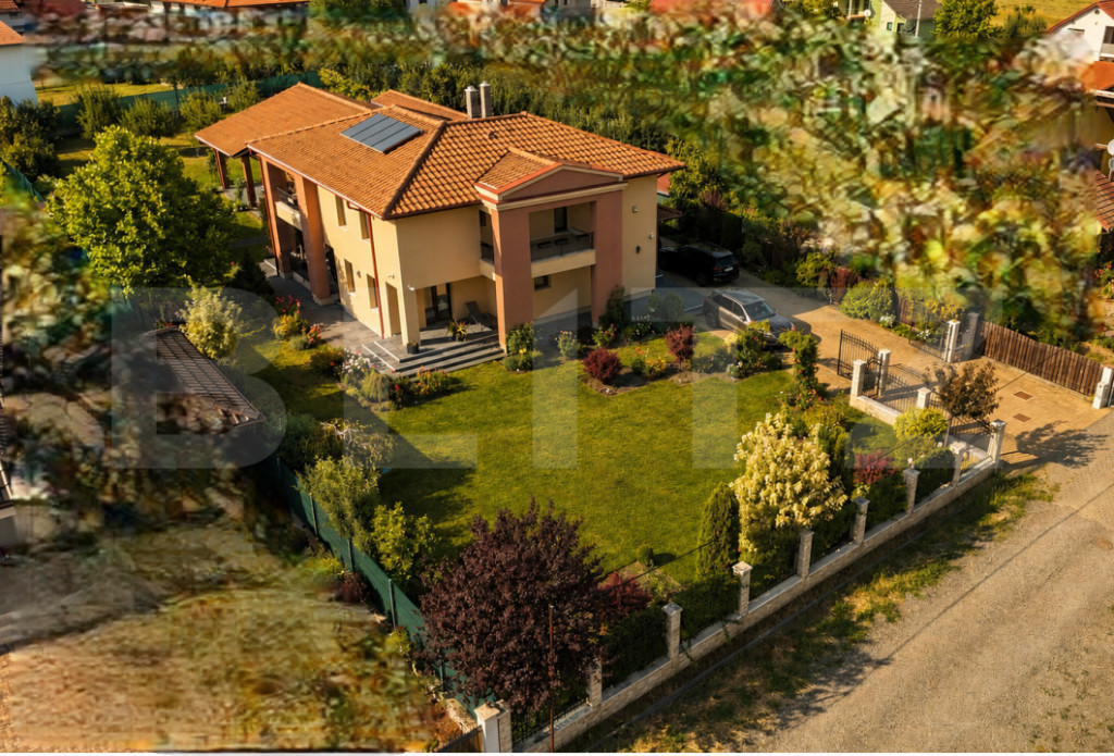 Vila de vanzare, 380 mp, zona Reghin