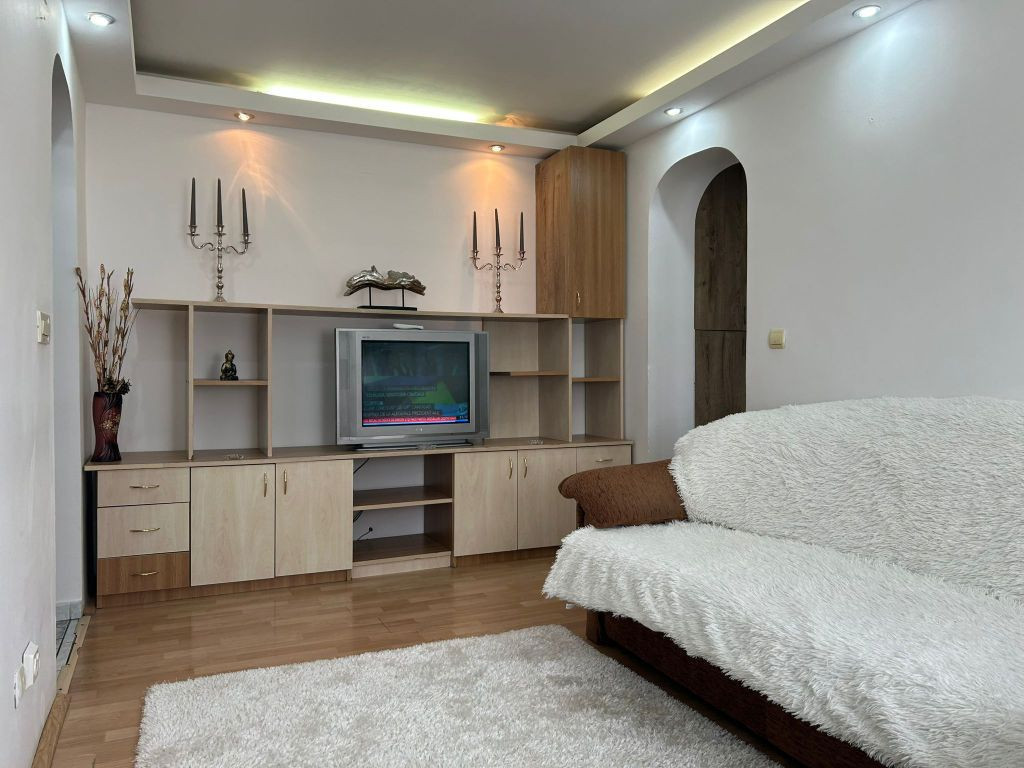Podu Ros - Apartament 3 camere semidecomandat, MOBILAT ș...