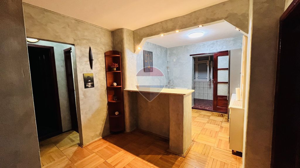 Apartament cu 3 camere de închiriat în zona Decebal