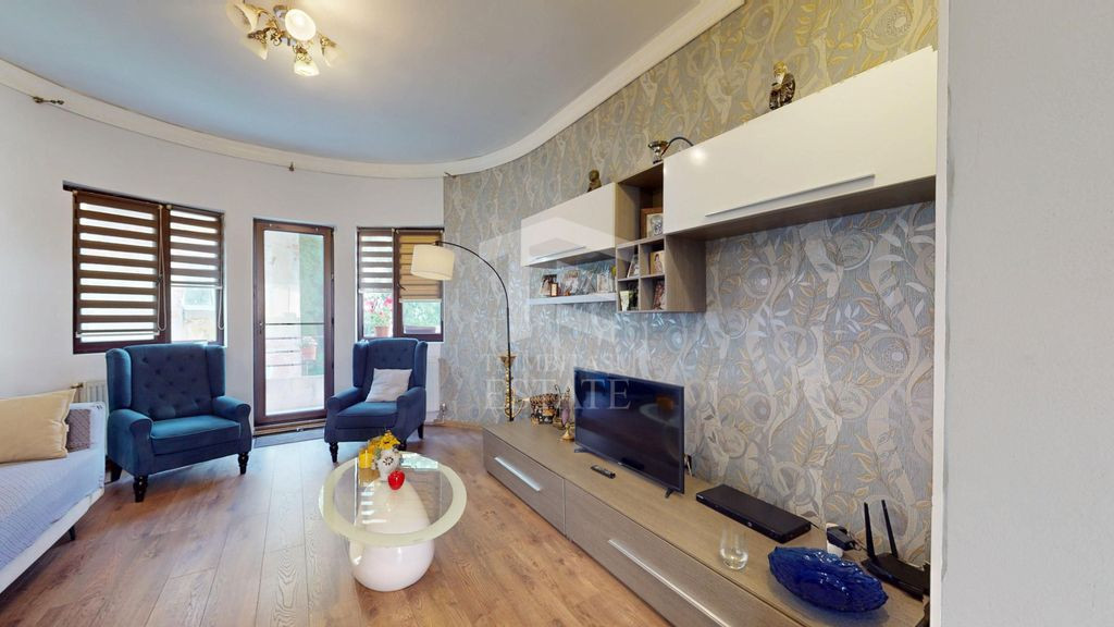 Apartament interbelic cu 3 camere, 124 mp, vis-à-vis de