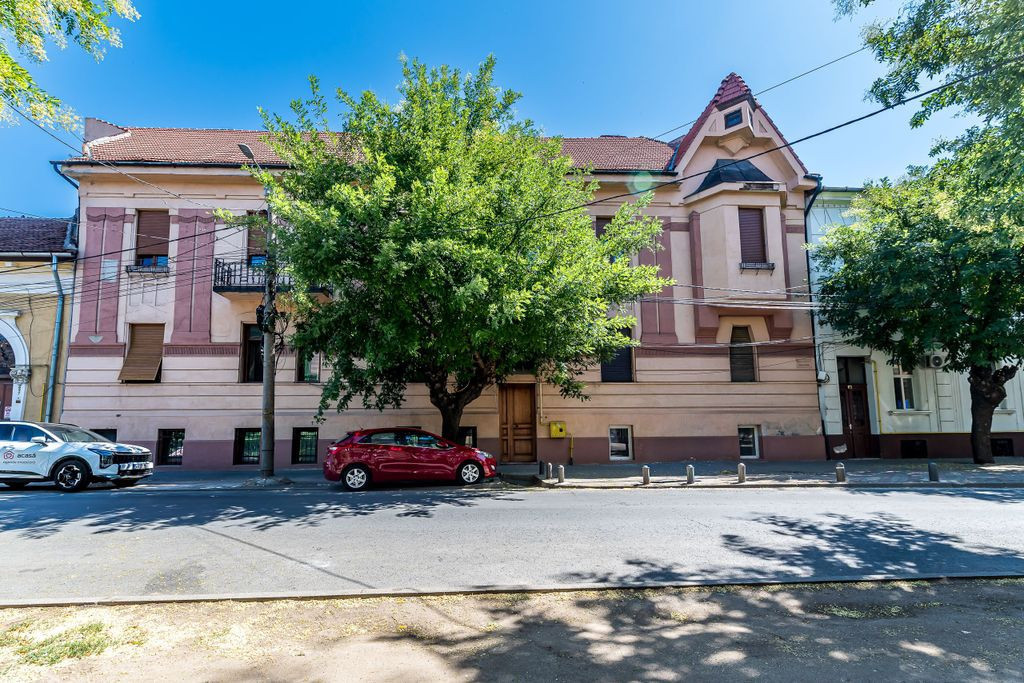 Apartament cu 4 camere si terasa si curte proprie, langa ...
