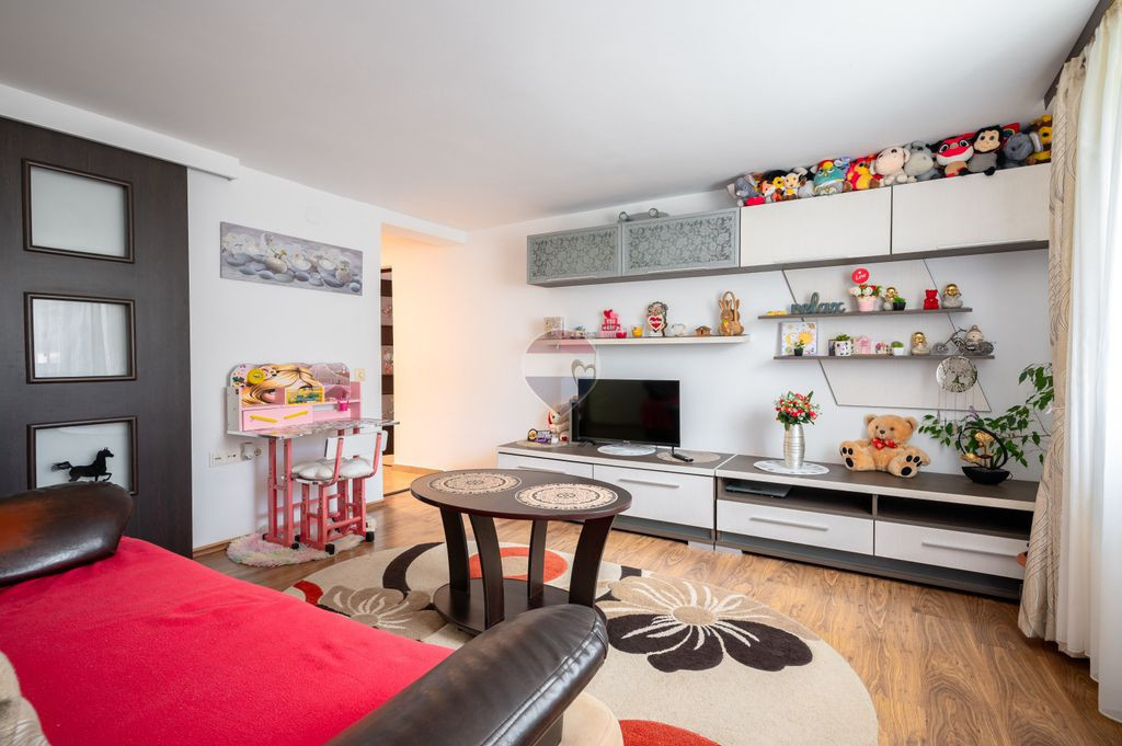 Apartament cu 3 camere, parcare, curte si spațiu depozit...