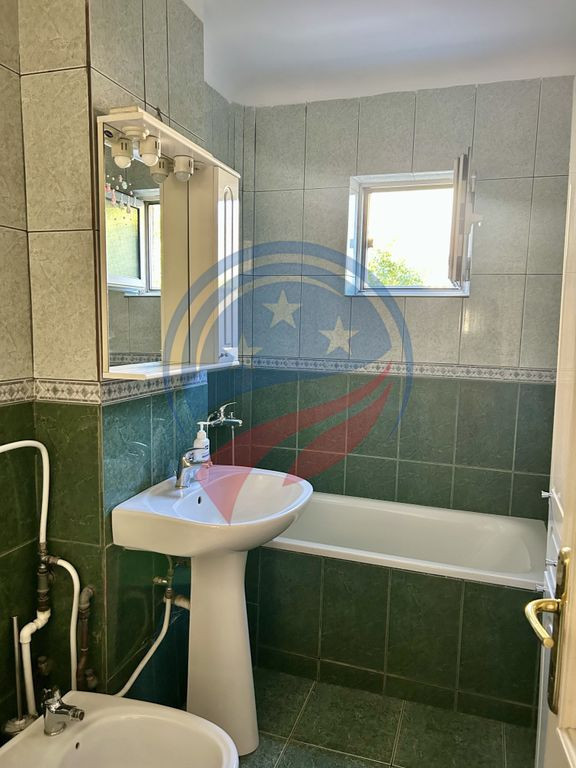 Apartament cu 4 camere de închiriat – spațios, confor...
