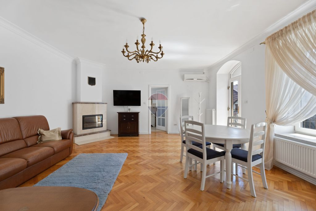 Apartament luxos cu 3 camere de închiriat - Piața Avram...