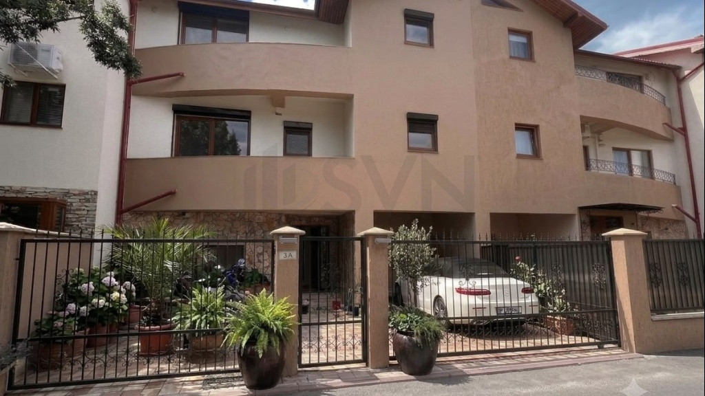 Vila tip duplex 6 camere 180 mp cu gradina Pipera
