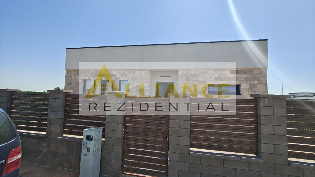 Casa pe parter cu 3 camere, 2 bai si teren de 375 mp