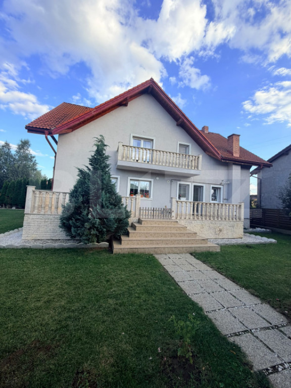 Casa individuala de vanzare, 203 mp, teren 1032 mp, zona San