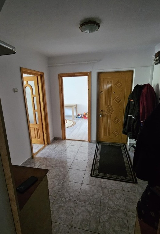 Apartament Cu 3 Camere Decomandate Etaj 2 - Zona Obcini