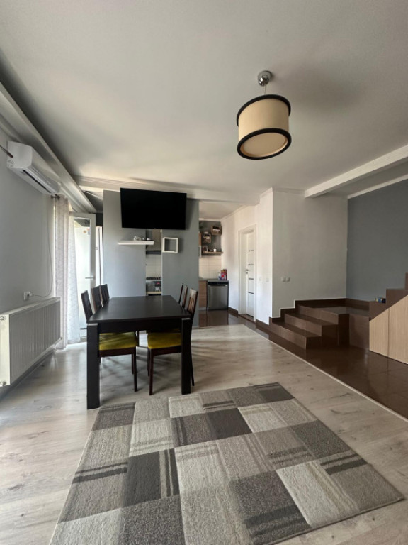 Apartament la vila de 4 camere 90 mp, curte comuna Zona Muze
