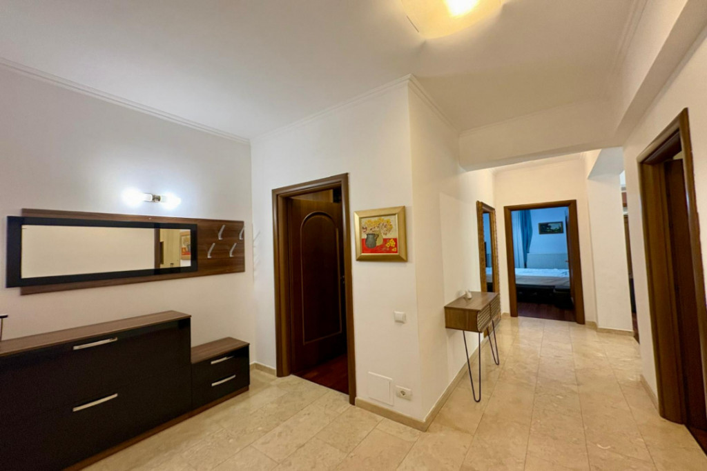 Bazilescu, Apartament 3 camere 104 mp, cu parcare si curte.
