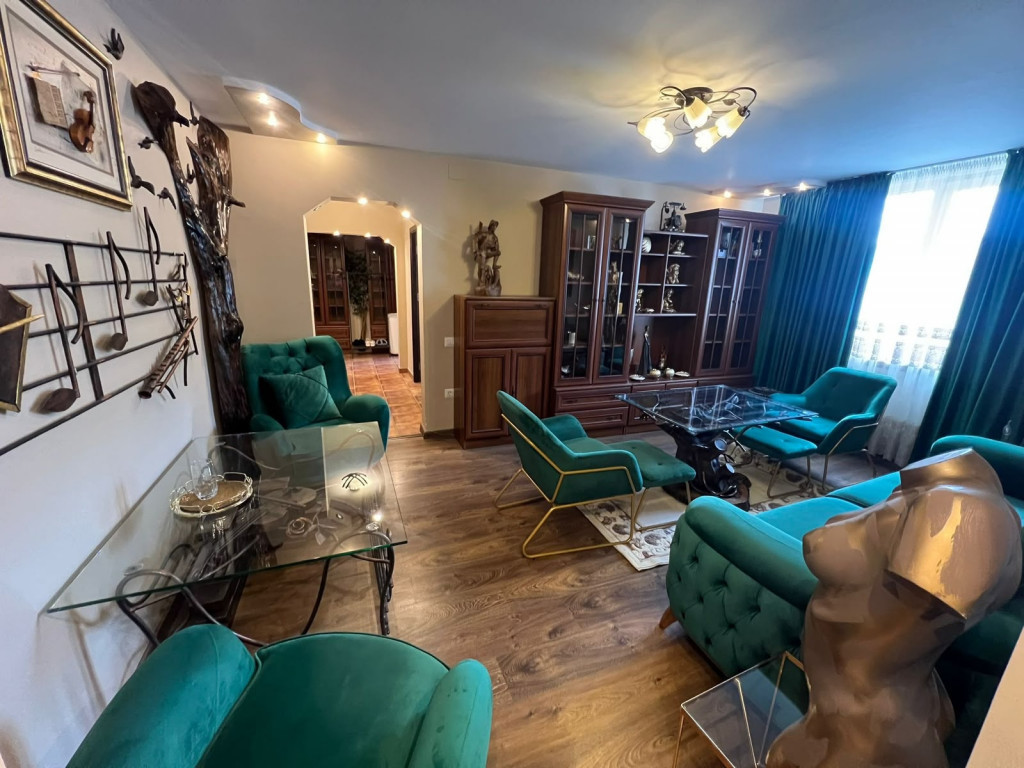 Apartament renovat complet, 69 mp, etaj 8 – Zona Semiluna,