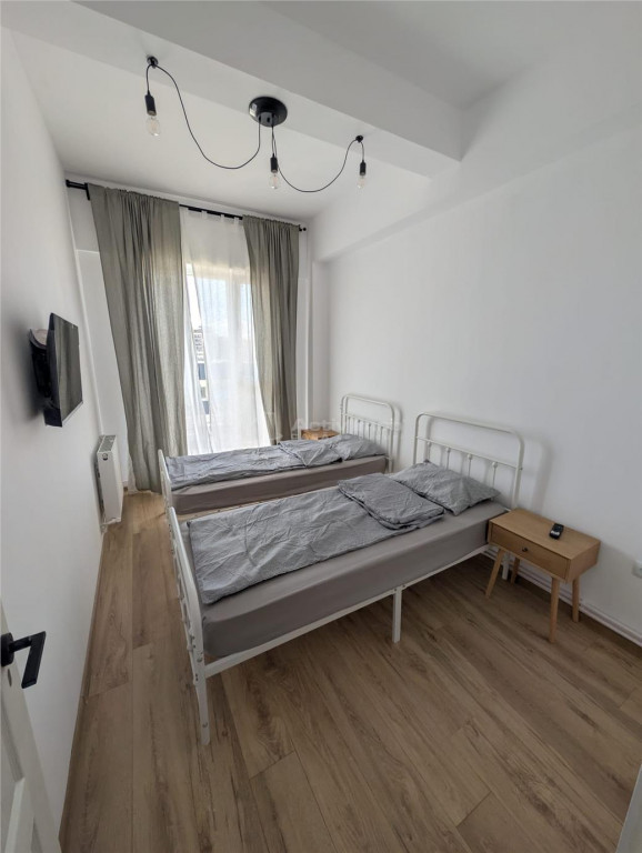 Garsonieră 28 mp, prima închiriere, singur în curte cu te