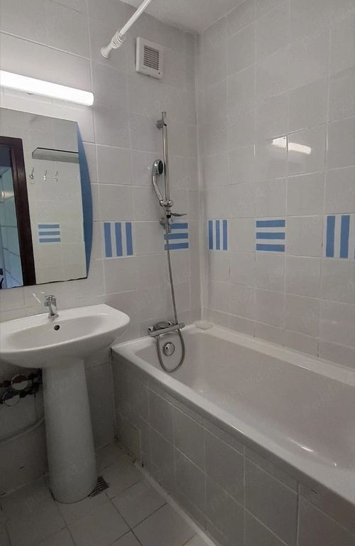 APARTAMENT 3 CAMERE SEMIDECOMANDAT
