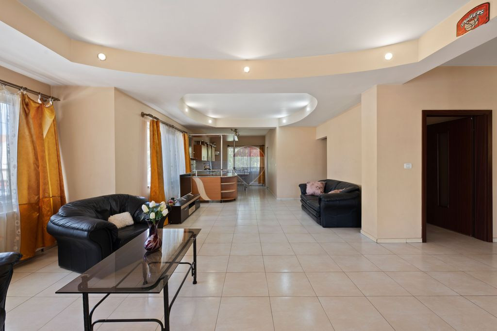 Apartament de inchiriat, 3 camere in zona Intim loc de pa...