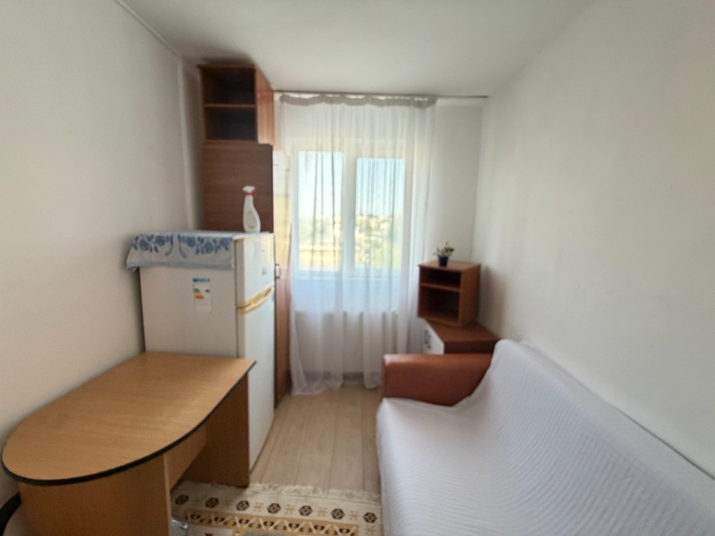 Garsoniera cu baie,str.Alunisului,etaj 3