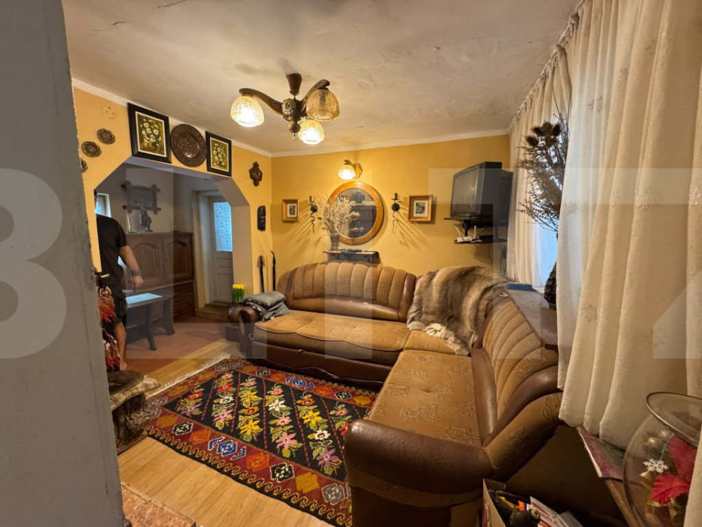 Casa batraneasca si teren 1200mp, Calinesti