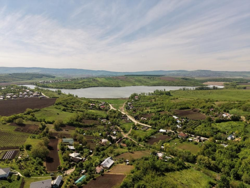 Teren compact intravilan 8000 mp vedere spre Lac, utilit?...