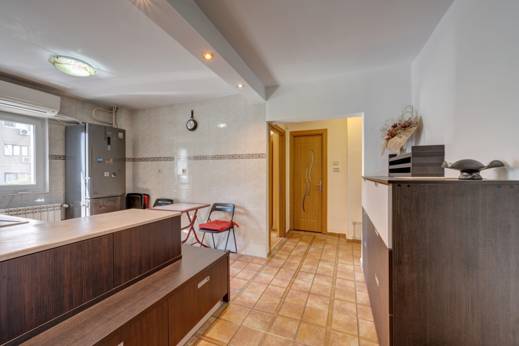 Apartament 3 camere adiacent Decebal, decomandat, 2 bai, loc