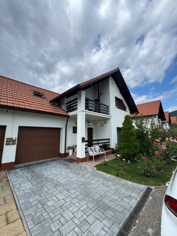 Casă 3 dormitoare, 157 mp, str. Emil Racoviță
