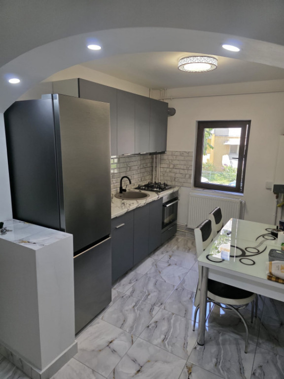 Apartament 2 camere Craiovița | Renovat | Parter înalt 3m