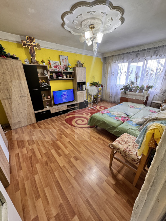Apartament cu 3 camere decomandat - 64 mp + balcon - Zona Sf