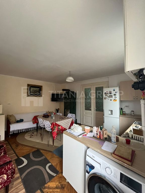 Apartament 3 camere, curte comună, Centrul Istoric Schei