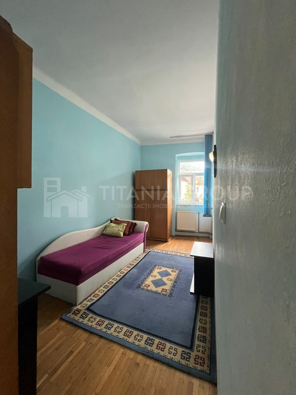 Apartament 3 camere, curte comună, Centrul Istoric Schei