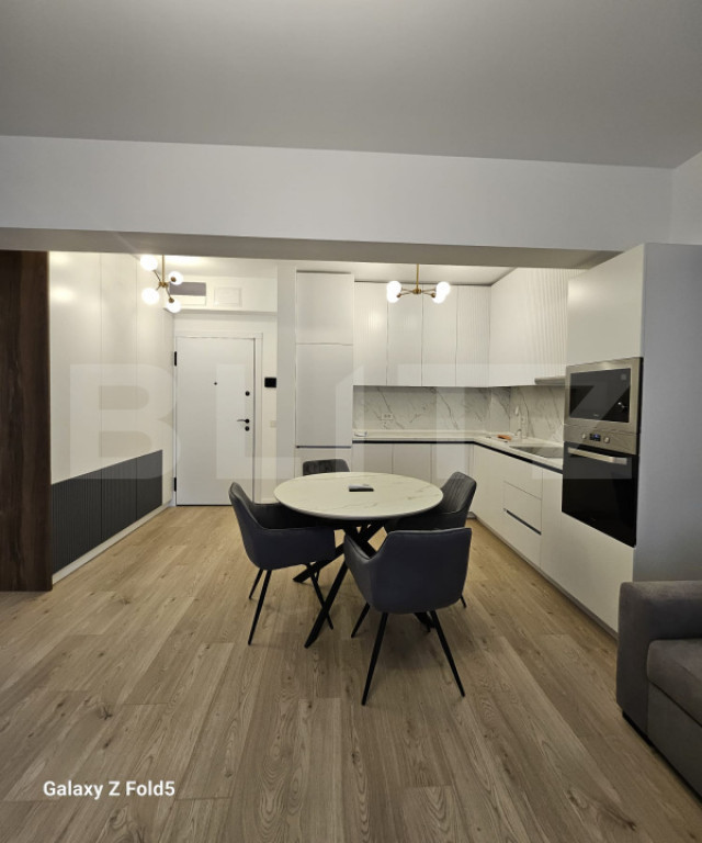 De închiriat: Apartament modern 2 camere + Parcare subteran