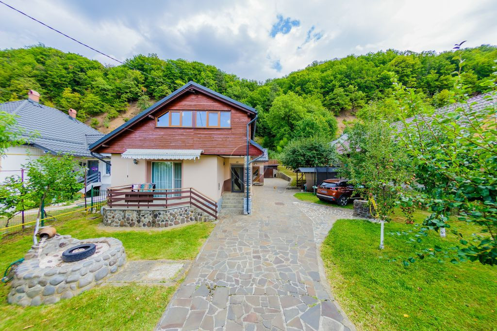 CASA cu TEREN generos , in linistea naturii
