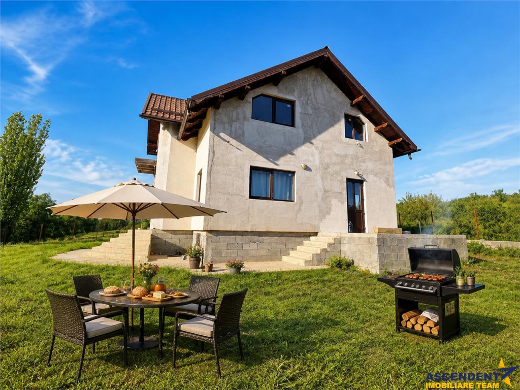 Constructie noua,elegant finisata si echipata,parc privat:1.