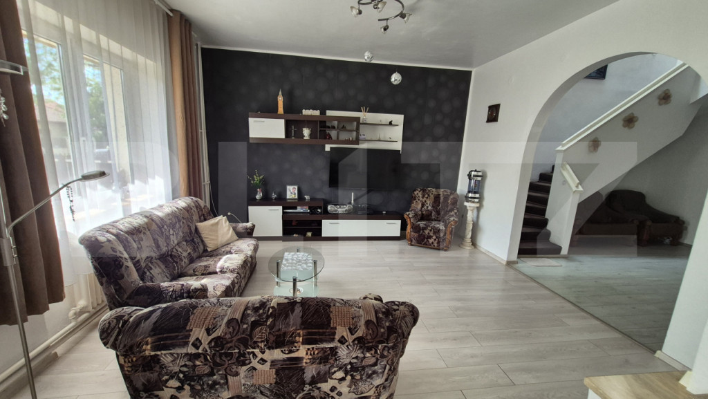 Casa cu 6 camere de vanzare, 245,70 mp, teren 525 mp, zona B