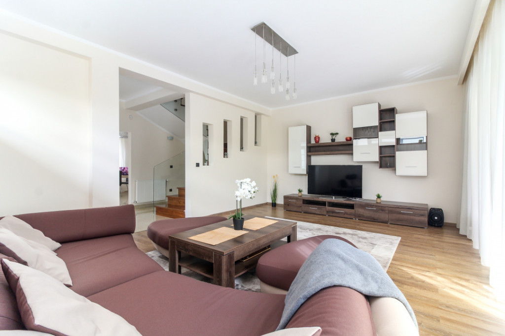 Casa LA CHEIE cu 5 camere si 4 bai, Buna Ziua, 200 mp, aproa