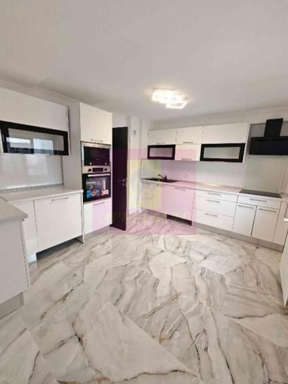 Apartament cu 3 camere de vânzare Decebal adiacent