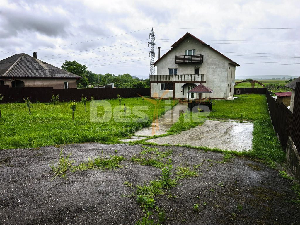 Vila cu etaj si mansarda, teren 7.200 mp, 1.550 mp intrav...