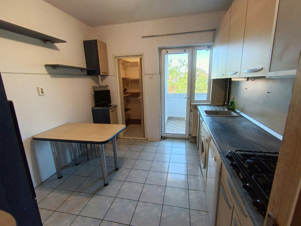 Apartament cu 3 camere, 2 băi și garaj ,cartier Sasar