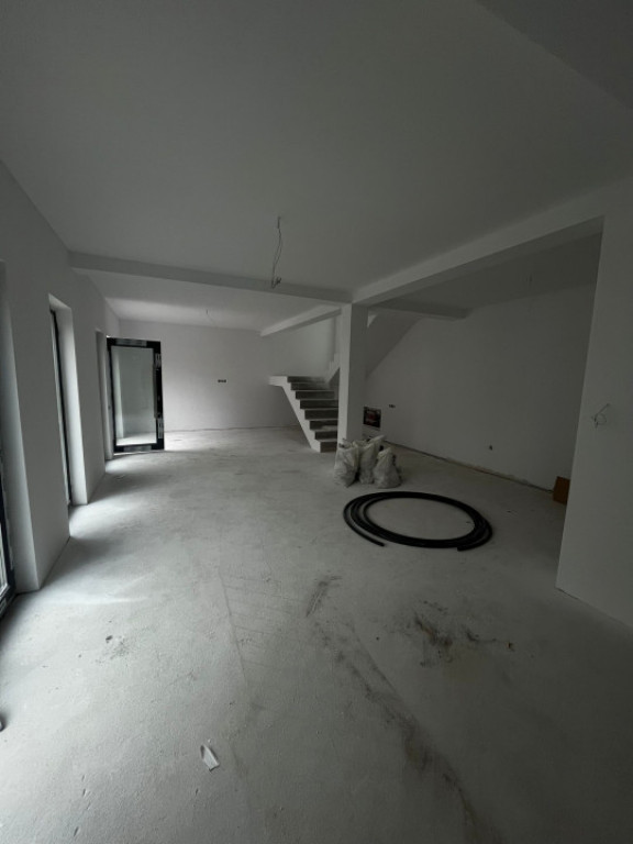 Casă tip duplex modernă, terase panoramice, în zona rezid