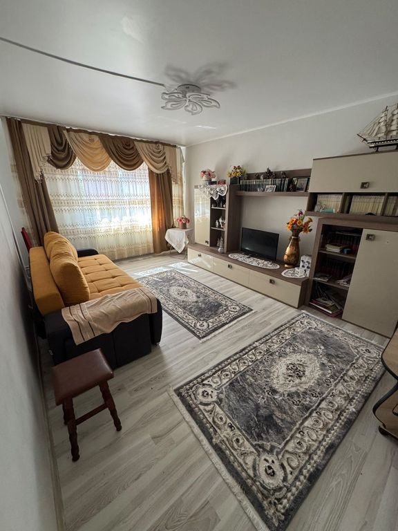 Apartament 3 camere decomandat- zona Poarta 6