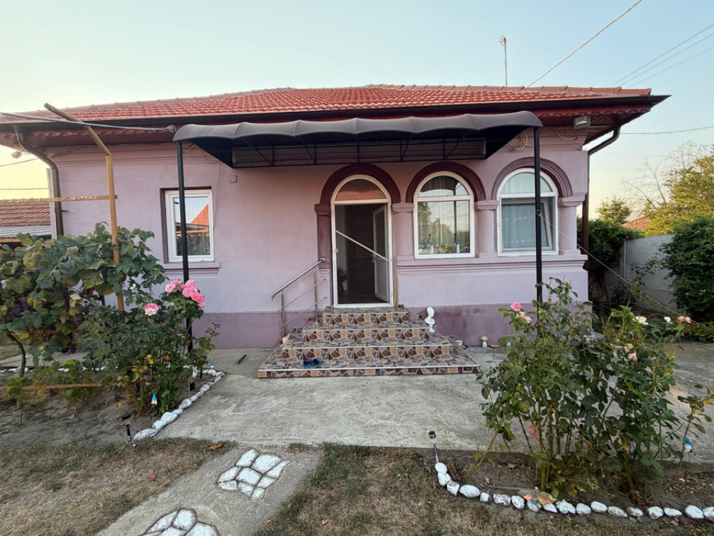 Casa de vanzare, 80 mp, teren 2330 mp, zona Arginesti