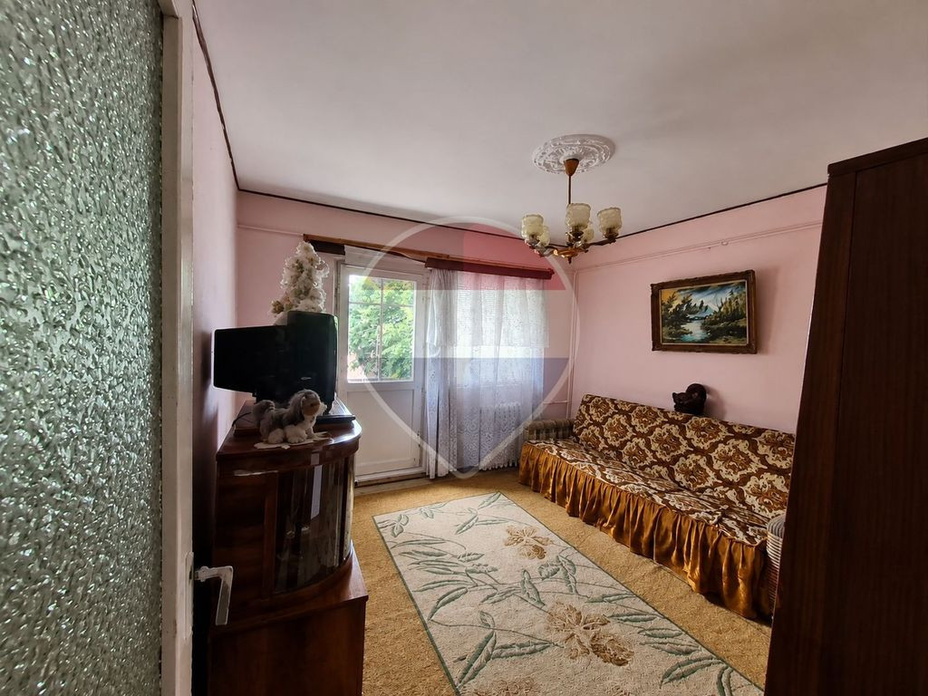 Apartament cu 3 camere de vânzare în zona Pompieri