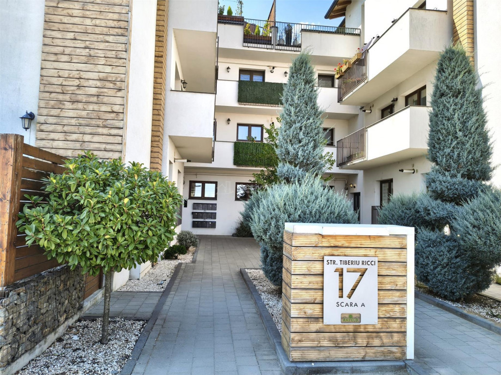 Apartament cu 3 camere si curte de