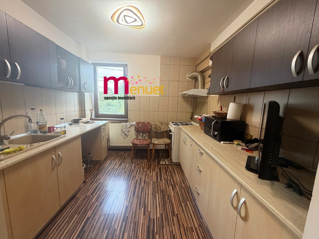 Apartament 3 camere ,str. Victoriei , etaj 1