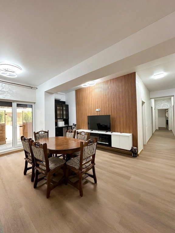 Apartament la parter, cu curte privată, terasă de 30 mp...