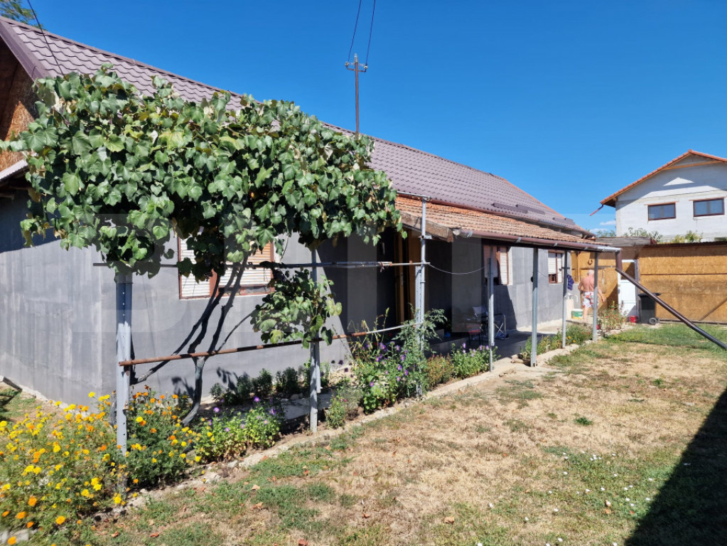 Casa locuibila 81 mp cu teren in suprafata de 400mp in loc B