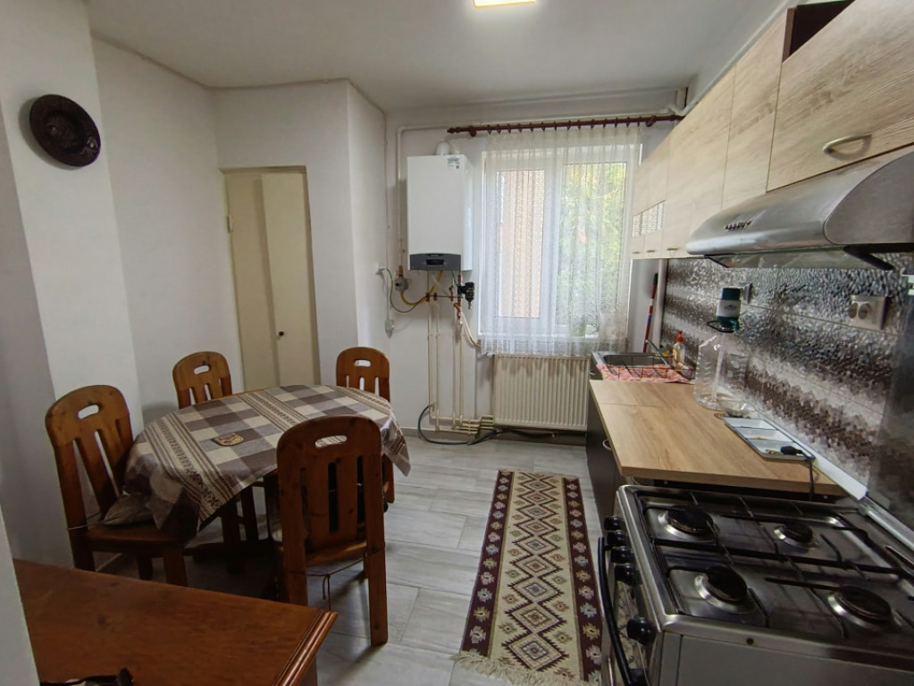 Apartament 4 camere, etaj 4/4, cu acoperiș – zona Sasar,