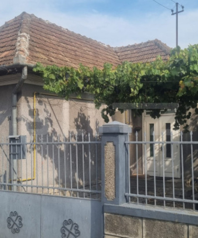 CASA CU 2 CAMERE CURTE SI GRADINA
