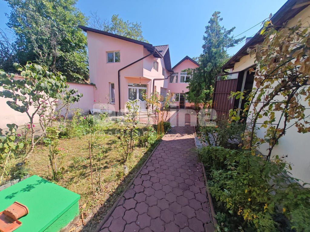 Casă spațioasă cu 7 camere, ideală pentru familie num...